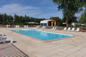 Camping L'Orée de Deauville - Campingplatz mit Pool und Liegestühlen