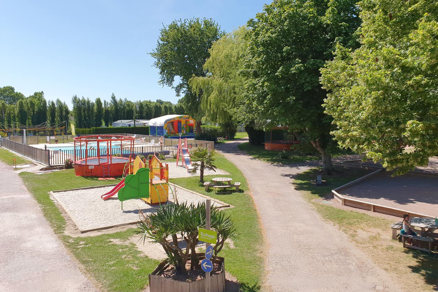Camping L'Orée de Deauville - Kinderspielplatz und Pool auf dem Campingplatz