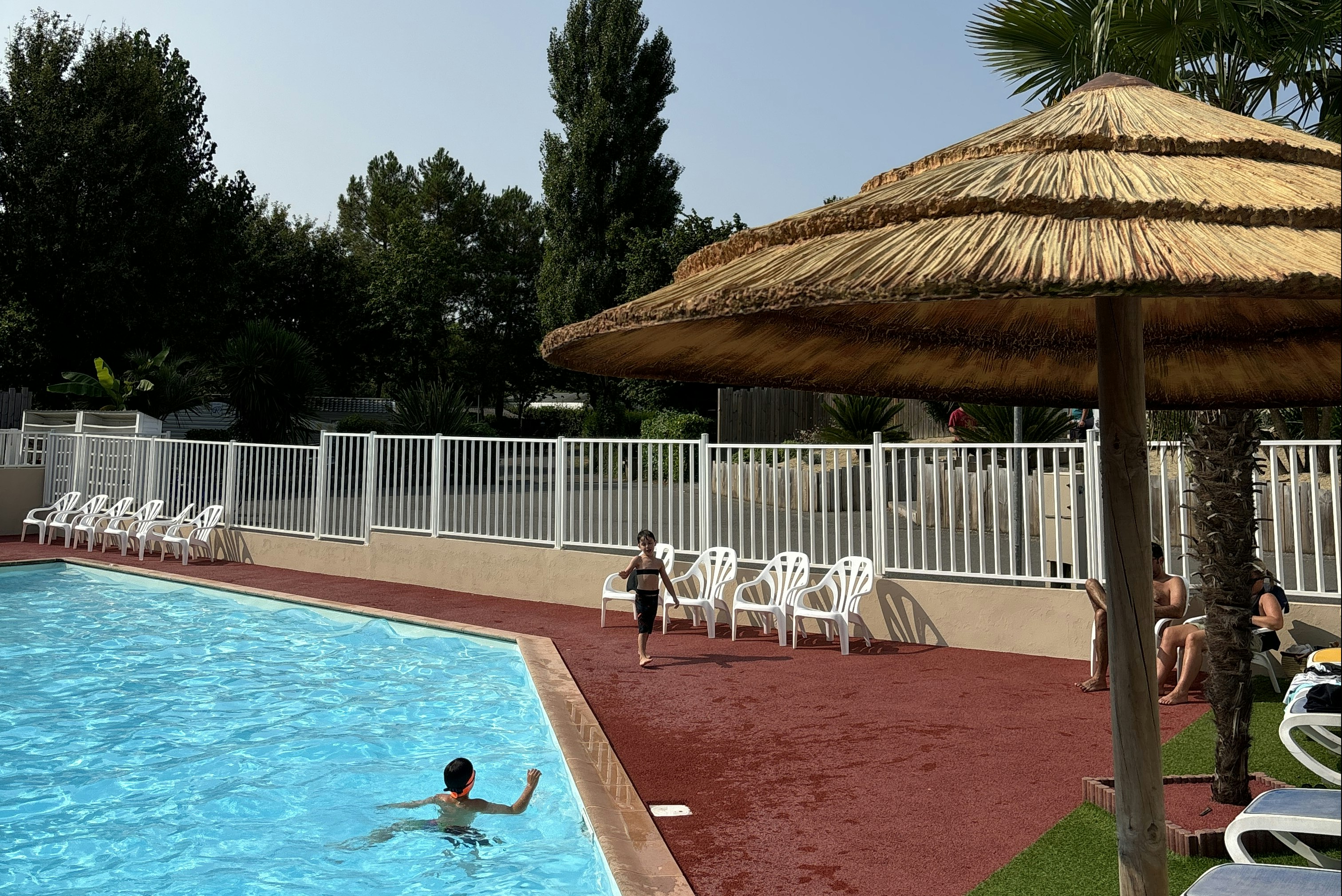 Camping L'Orée de l'Océan  - Pool im Freien mit Liegestühlen und Sonnenschirmen