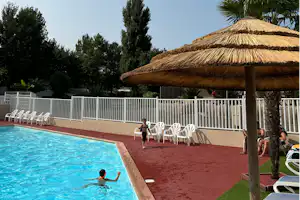 Camping L'Orée de l'Océan - Pool im Freien mit Liegestühlen und Sonnenschirmen