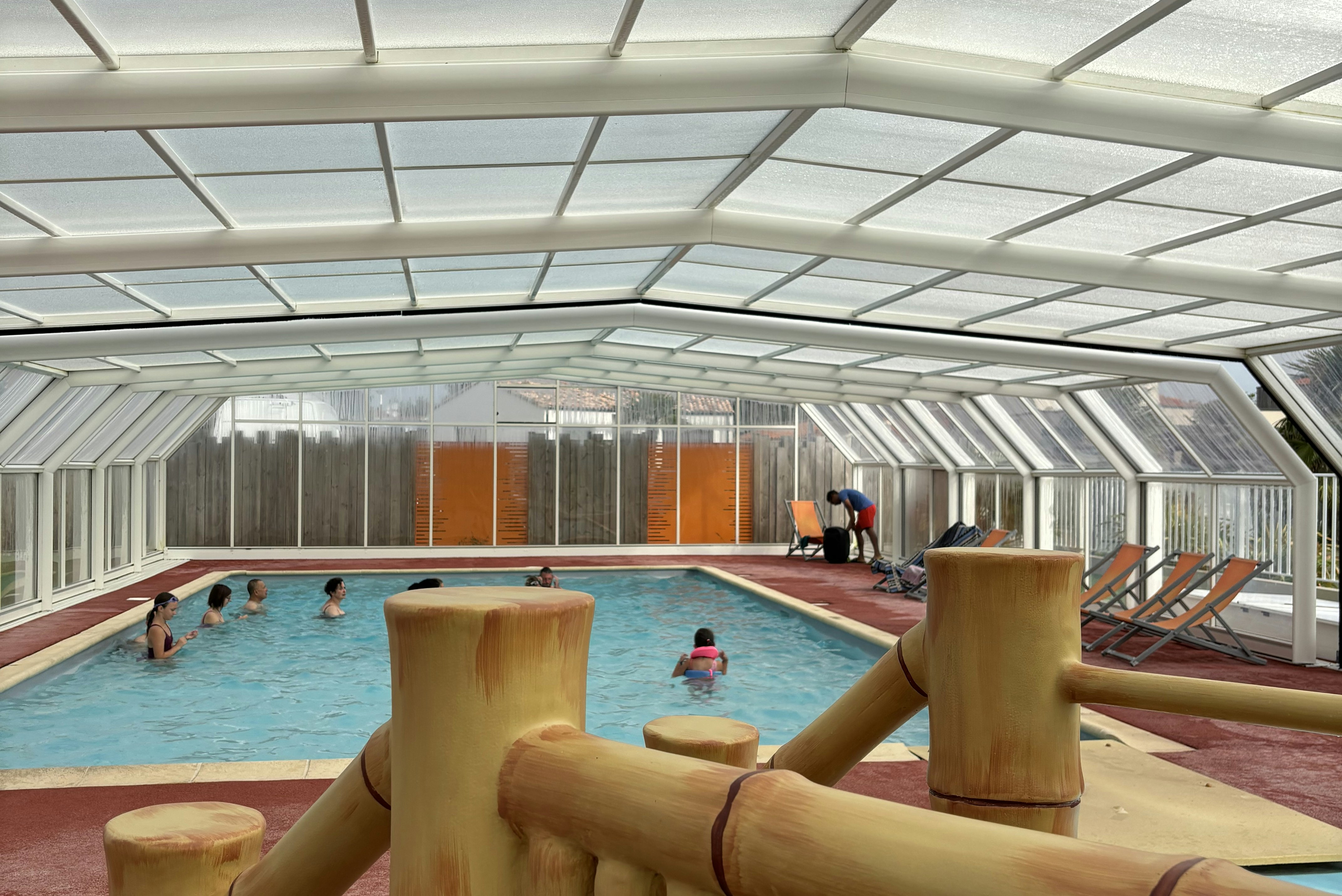 Camping L'Orée de l'Océan - Überdachter Pool auf dem Campingplatz