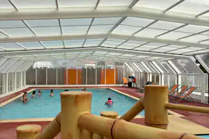 Camping L'Orée de l'Océan - Überdachter Pool auf dem Campingplatz