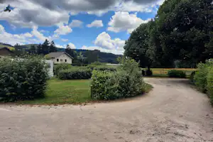 Camping l'Orée des Vosges - Blick auf den Campingplatz mit Stellplätzen auf der Wiese