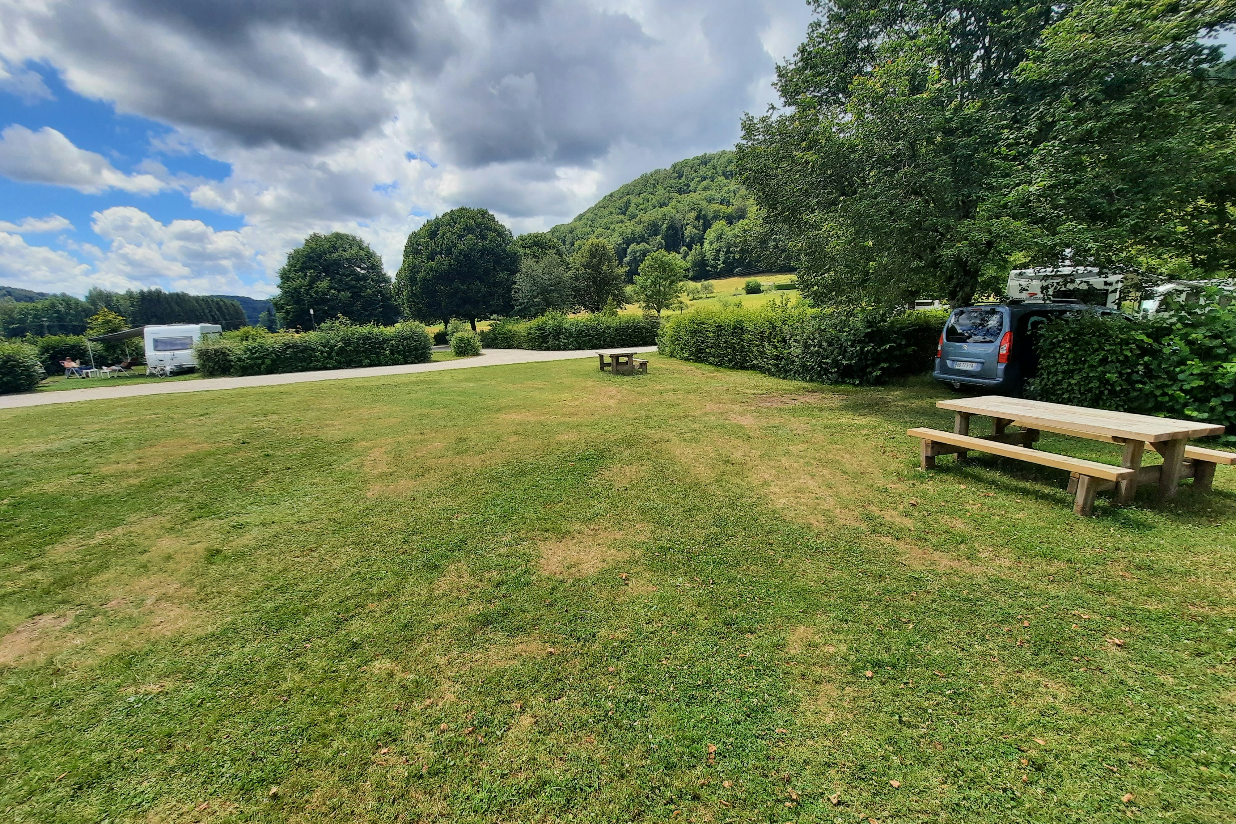 Camping l'Orée des Vosges - Stellplatzwiese auf dem Campingplatz