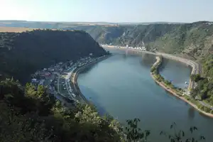 Camping Loreleyblick - Luftaufnahme des Campingplatzes am Fluss