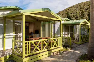 Camping Los Escullos - Mobilheim vom Campingplatz mit Veranda im Grünen