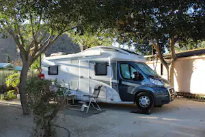 Camping Los Escullos - Wohnwagenstellplatz vom Campingplatz zwischen Bäumen