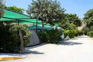 Camping Los Escullos - überdachter Wohnwagen- und Zeltstellplatz vom Campingplatz