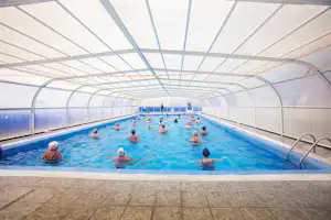 Camping Los Madriles - Aquagym im überdachten Pool