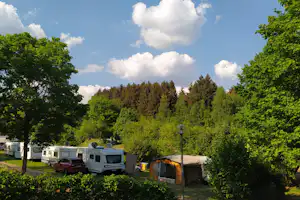 Camping Losheim am See - Blick auf die Stellplätze im Grünen