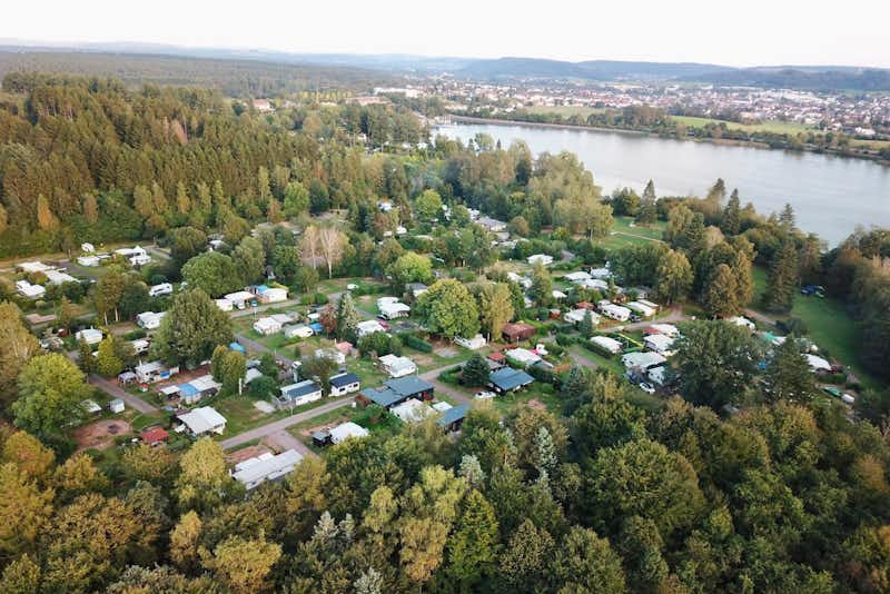 Camping Losheim am See - Luftaufnahme des Campingplatzes am Ufer des Sees