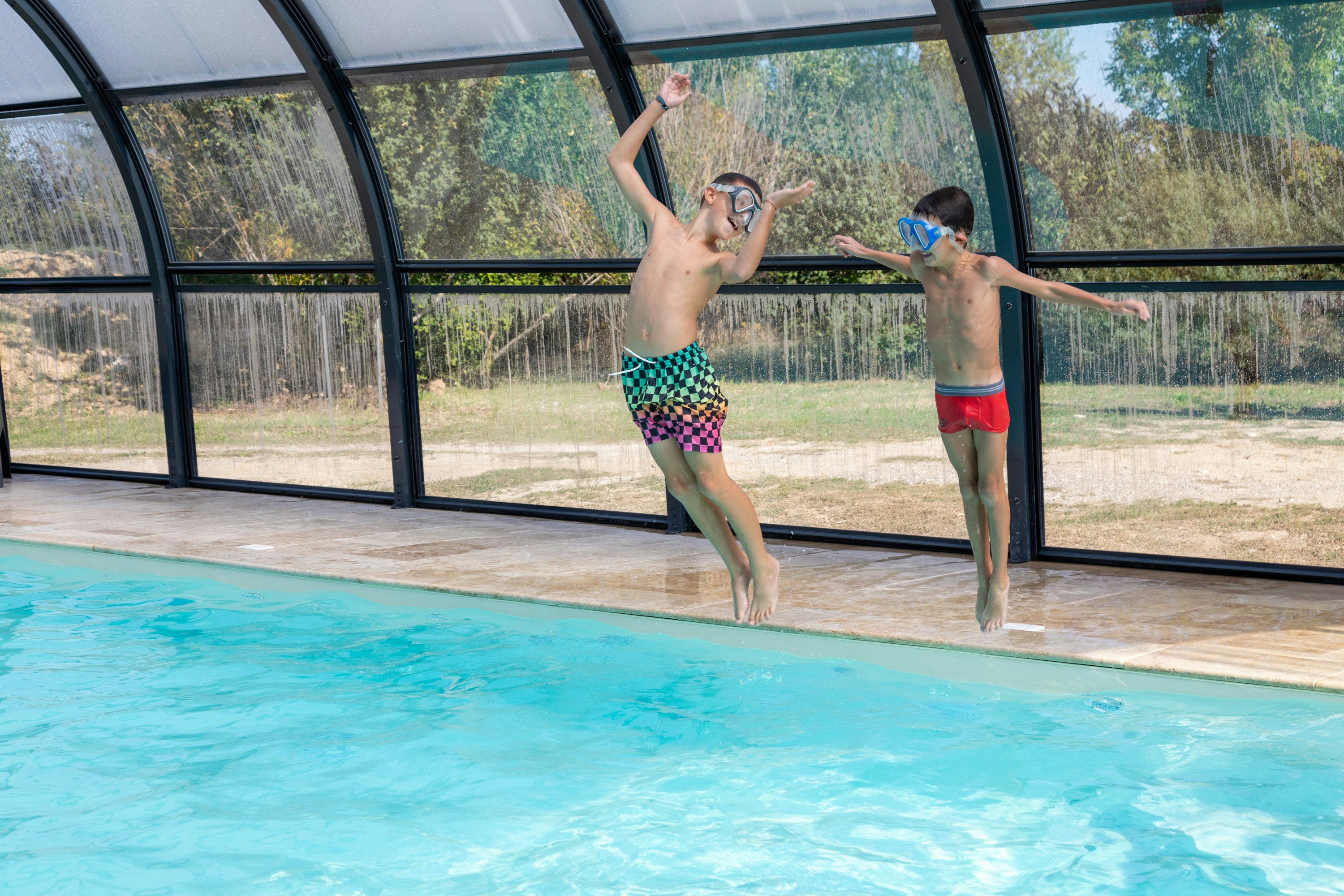 Camping Lot et Bastides  Camping Paradis Vallée du Lot - Kinder springen in den Pool auf dem Campingplatz