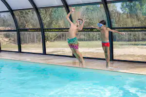 Camping Lot et Bastides Camping Paradis Vallée du Lot - Kinder springen in den Pool auf dem Campingplatz