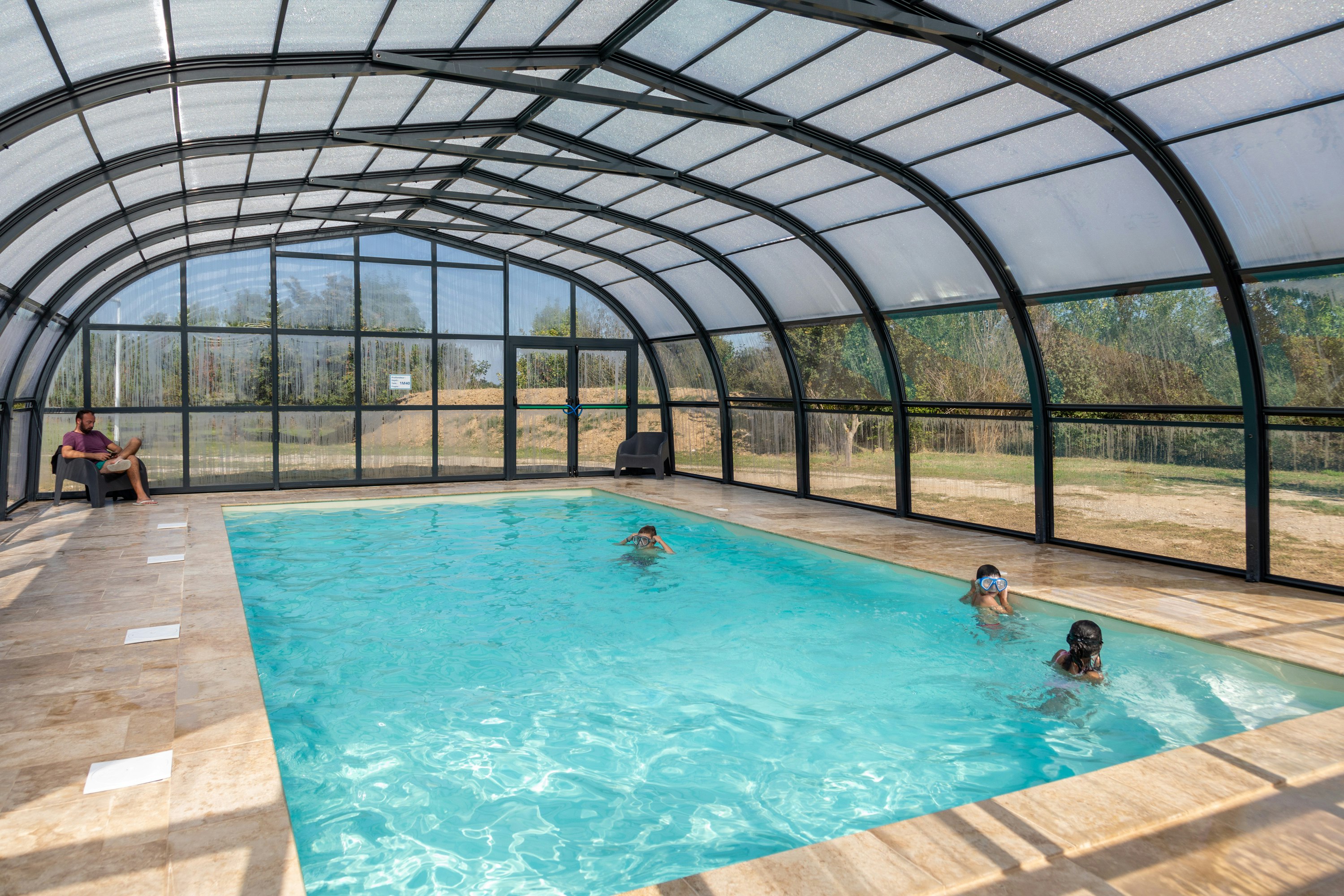 Camping Lot et Bastides  Camping Paradis Vallée du Lot - Pool mit Überdachung auf dem Campingplatz