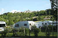 Camping Lot et Bastides - Wohnwagen- und Zeltstellplatz mit Blick auf grüne Hügel und Dorf in Frankreich