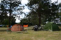 Camping Lot et Bastides - Zeltstellplatz vom Campingplatz zwischen Bäumen