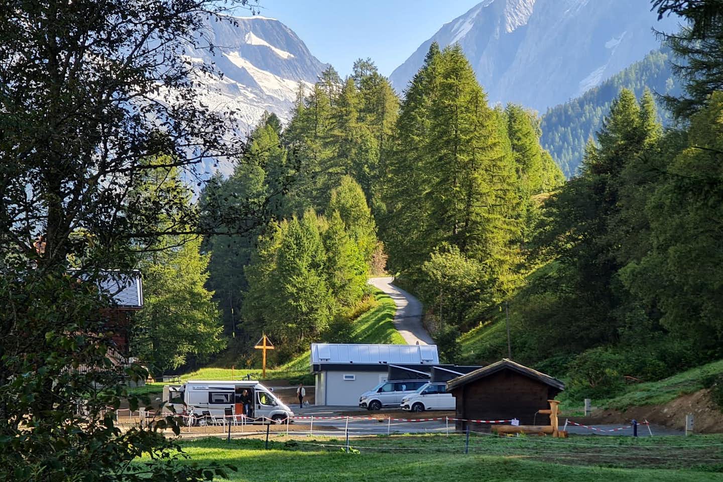 Camping Lötschental - Wohnmobil un Wohnwagen Stellplaetze auf der Wiese Umgeben von Wald