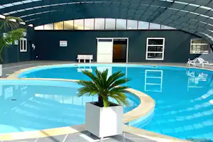 Camping Lou Broustaricq - Beheiztes Hallenbad auf dem Campingplatz