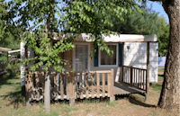 Camping Lou Cabasson - Mobilheim mit Terrasse zwischen den Bäumen