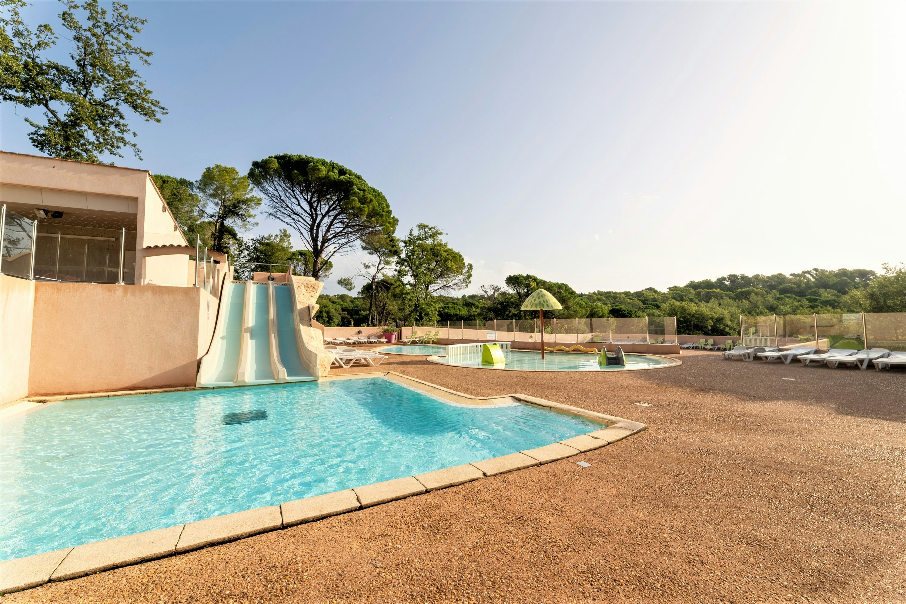 Camping Koawa Lou Cantaïre  Camping Lou Cantaïre - Freibad mit Rutschen auf dem Campingplatz