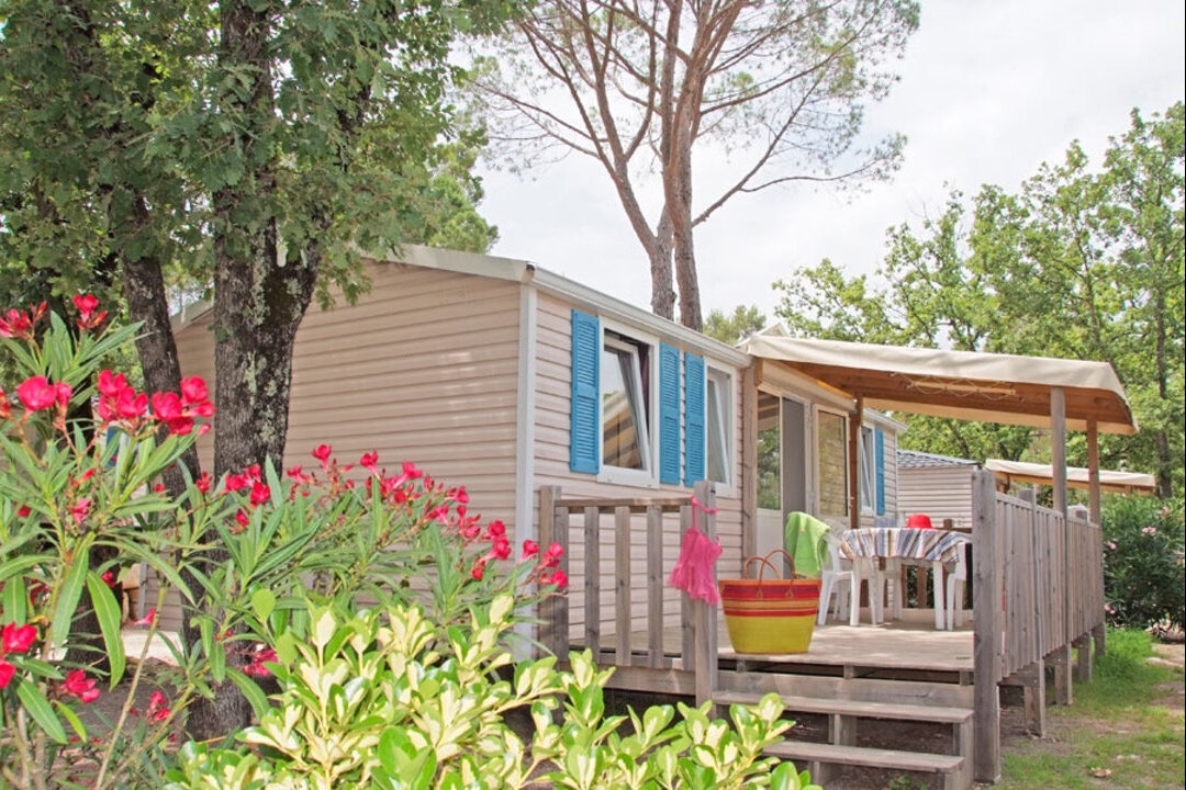 Camping Lou Cantaïre  - Mobilheim mit Terrasse auf dem Campingplatz