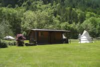 Camping Lou Dahu - Ferienhütte aus Holz mit überdachter Veranda auf dem Campingplatz