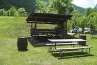 Camping Lou Dahu - Sitzgelegenheiten und Holzpavillon auf dem Campingplatz