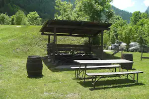 Camping Lou Dahu - Sitzgelegenheiten und Holzpavillon auf dem Campingplatz