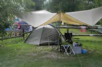 Camping Lou Dahu - Zelt unter einem Pavillon auf dem Campingplatz