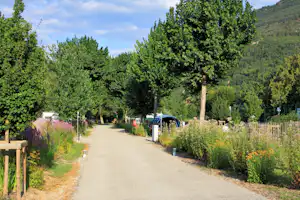 Camping Lou Gourdan - Stellplätze im Grünen auf dem Campingplatz