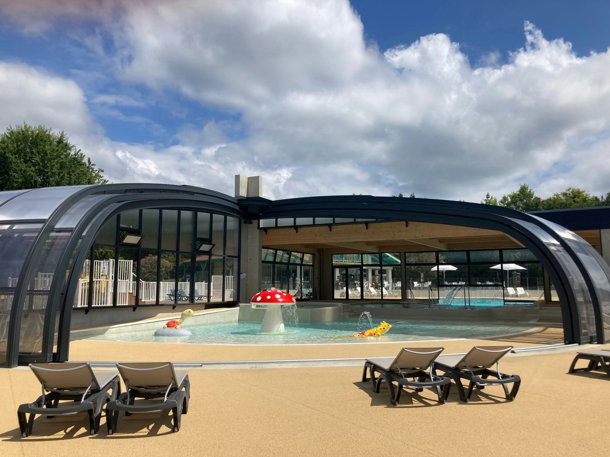 Camping Lou P'tit Poun - Pool mit Überdachung auf dem Campingplatz