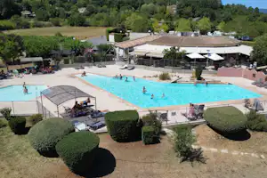 Camping Lou Rouchetou - Luftaufnahme des Freibades auf dem Campingplatz