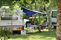 Camping Lou Rouchetou - Stellplätze im Grünen