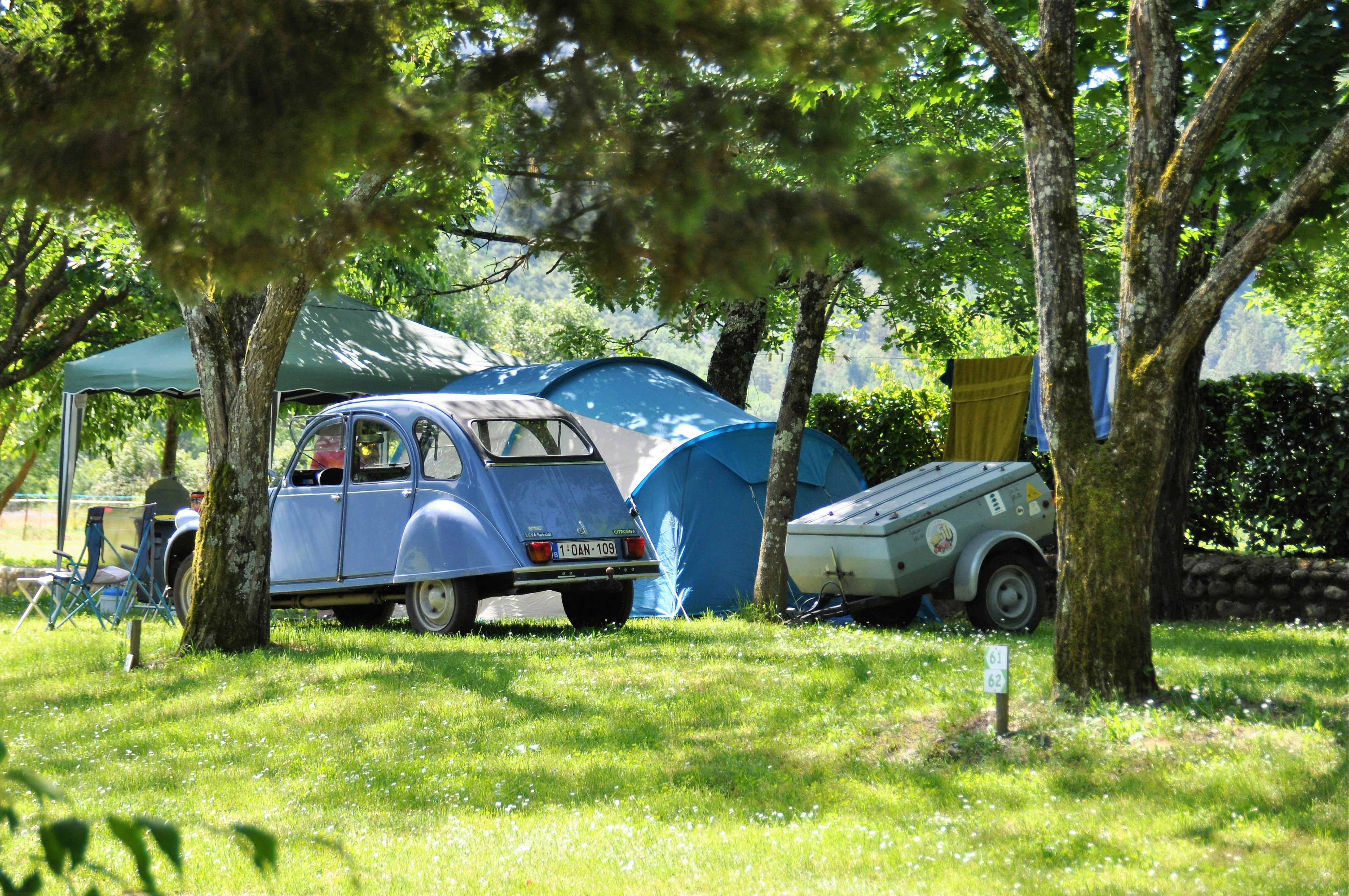 Camping Lou Rouchetou - Stellplatz zwischen den Bäumen