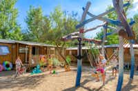 Capfun Camping Lou Village - Kinderspielplatz zwischen den Mobilheimen