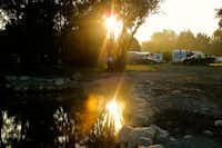 Camping Lough Ree - See auf dem Campingplatz mit Wohnwagen und Wohnmobilen im Hintergrund