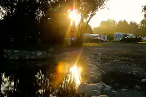 Camping Lough Ree - See auf dem Campingplatz mit Wohnwagen und Wohnmobilen im Hintergrund