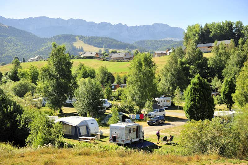 Camping L'Oursière - Blick auf das Gelände des Campingplatzes mit Wohnwagenstellplätzen