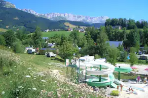 Camping L'Oursière - Gelände des Campingplatzes mit Blick auf die Berge