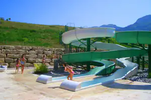 Camping L'Oursière - Wasserrutschen im Poolbereich auf dem Campingplatz