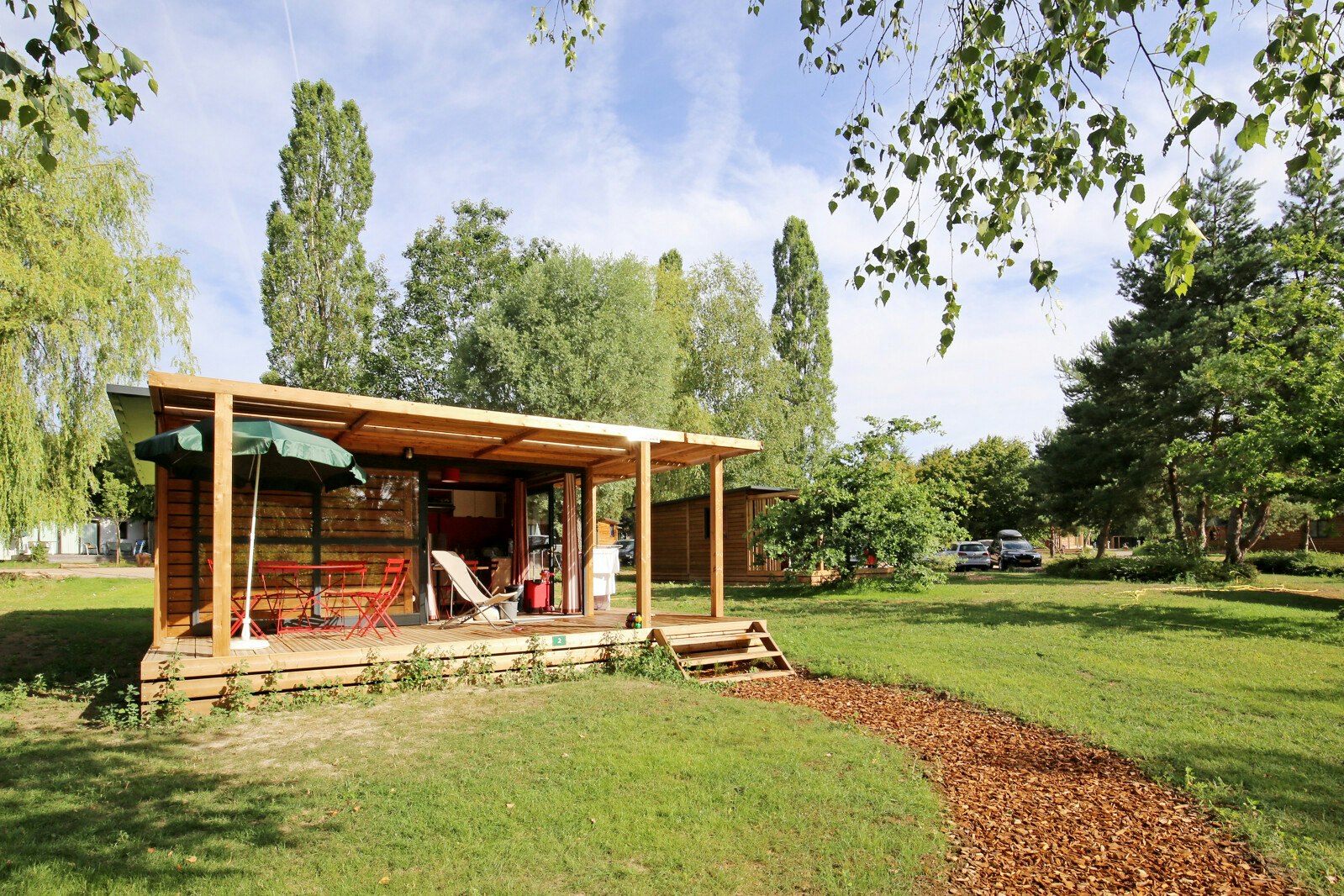 Camping Huttopia Etang de Fouché  - Mobilheim mit Terrasse auf dem Campingplatz