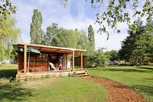 Camping Huttopia Etang de Fouché - Mobilheim mit Terrasse auf dem Campingplatz