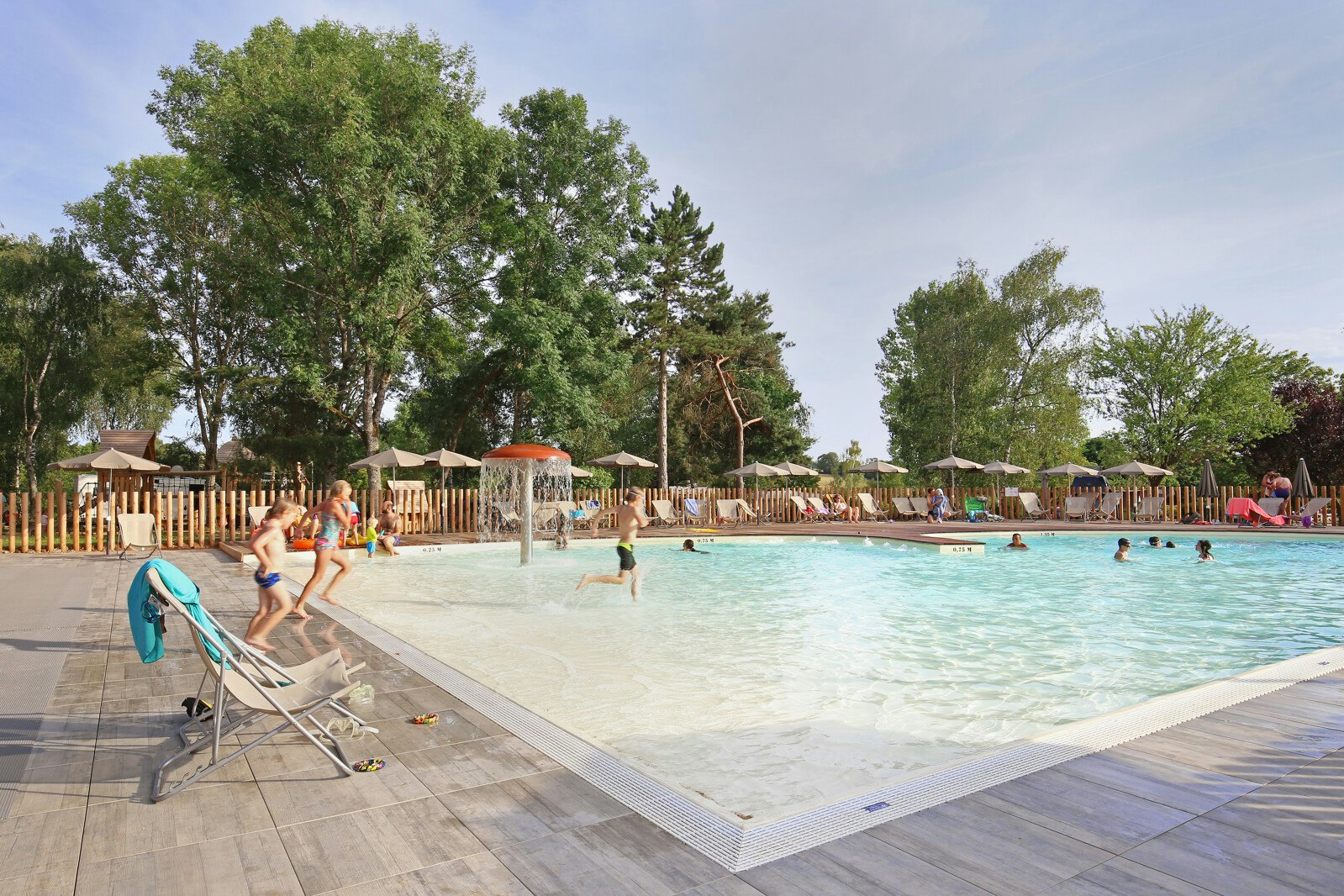 Camping Huttopia Etang de Fouché  - Pool im Freien mit Liegestühlen und Sonnenschirmen