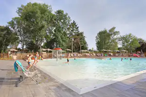 Camping Huttopia Etang de Fouché - Pool im Freien mit Liegestühlen und Sonnenschirmen
