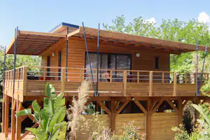 Camping Ecolodge L'Étoile d'Argens - Chalet mit Veranda im Grünen auf dem Campingplatz