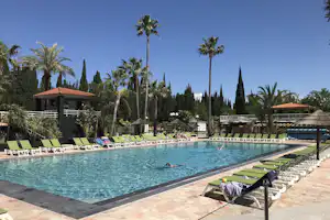 Camping Ecolodge L'Étoile d'Argens - Pool mit Liegestühlen und Sonnenschirmen auf dem Campingplatz
