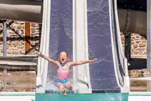 Yelloh! Village L'Étoile des Neiges - Rutschen im Wasserpark des Campingplatzes