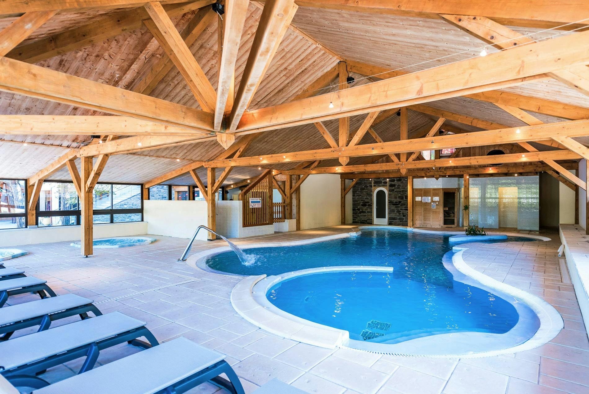 Yelloh! Village L'Étoile des Neiges - Indoor-Pool auf dem Campingplatz