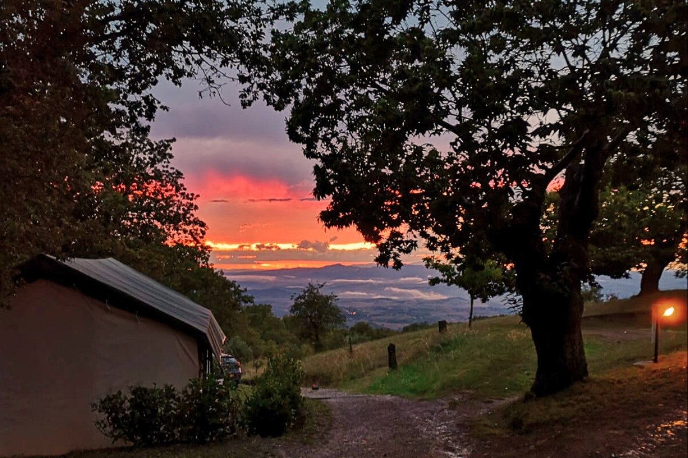 Camping Lucherino - Blick auf den Campingplatz bei Sonnenuntergang