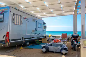 Camping Luminoso - Wohnwagenstellplatz im Schatten am Meer
